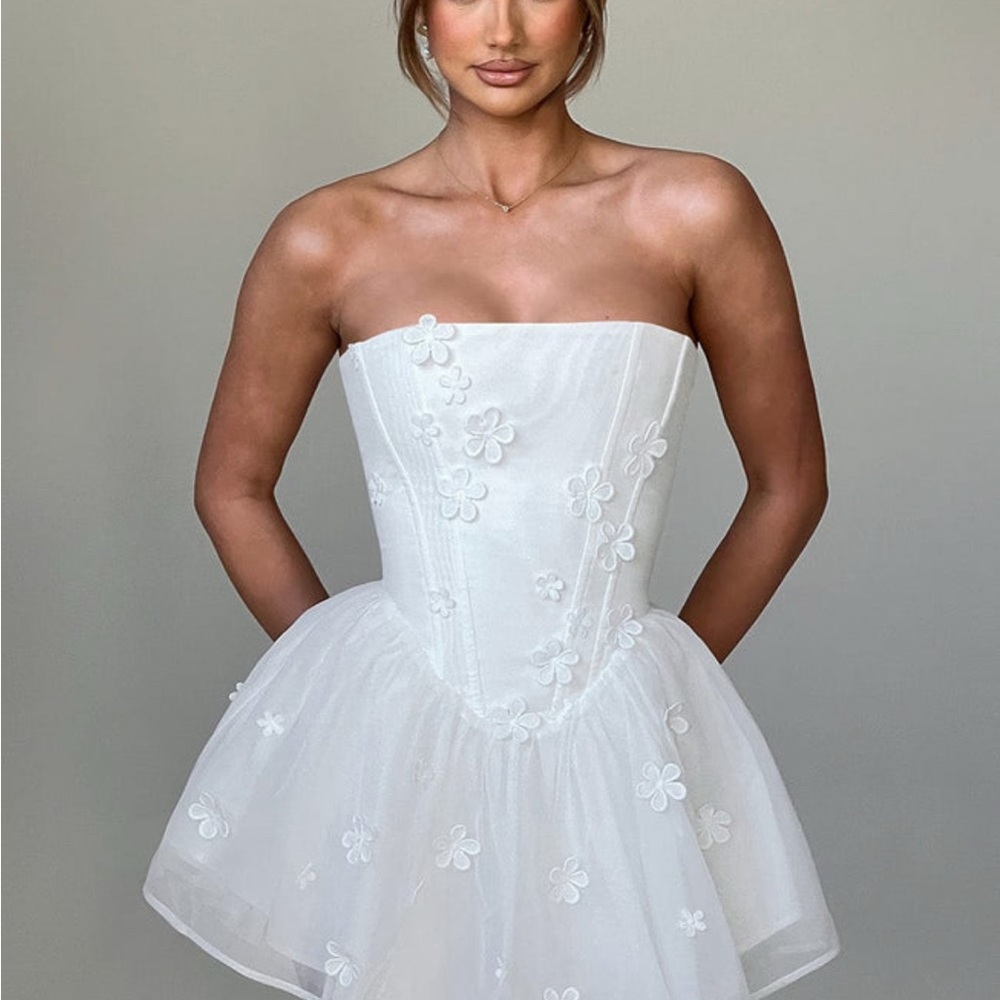Chic Strapless White Floral Dress